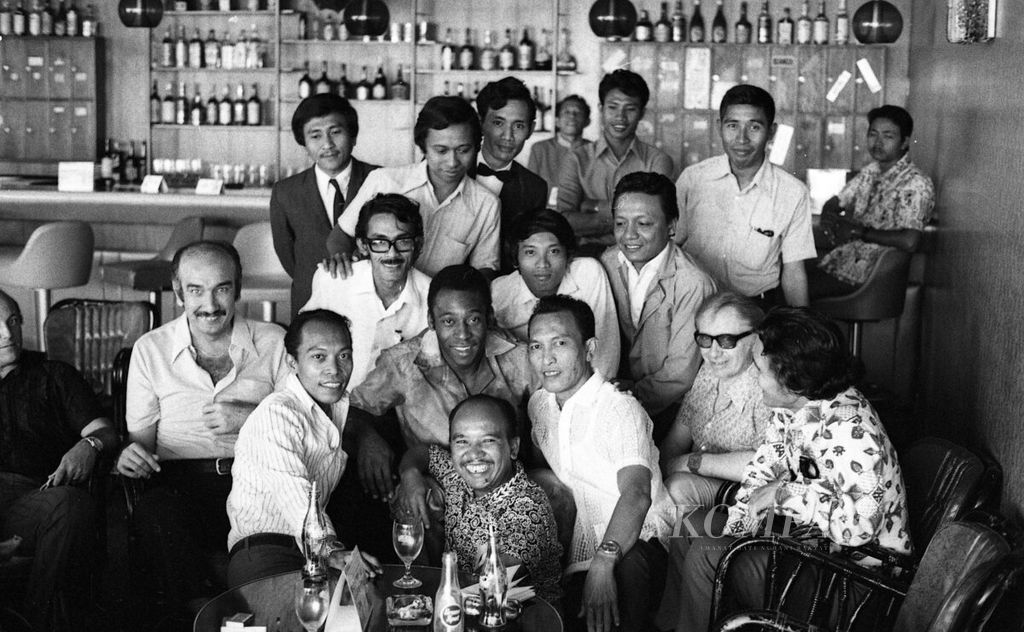Bintang sepak bola Pele (tengah) berfoto seusai menjalani sesi wawancara dengan wartawan Indonesia di Kartika Plaza Hotel, Jakarta, 20 Juni 1972. Pele tiba di Jakarta pada 19 Juni 1972, bersama kesebelasan FC Santos. Mereka bertanding dengan PSSI di Stadion Utama Senayan, pada 21 Juni 1972.