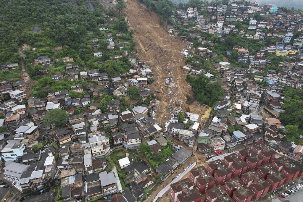 Sebuah foto udara memperlihatkan permukiman padat penduduk di Petropolis, Brasil, yang tertimbun longsor, Rabu (16/2/2022). Longsor itu dipicu oleh hujan deras dan banjir di wilayah pegunungan di Negara Bagian Rio de Janeiro.