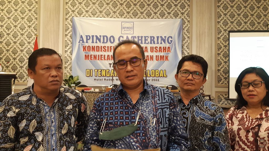 Ketua Apindo Kabupaten Mojokerto Bambang Wijanarko dalam pertemuan dengan pelaku usaha menjelang penetapan upah minimum kabupaten 2023, Kamis (3/11/2022).