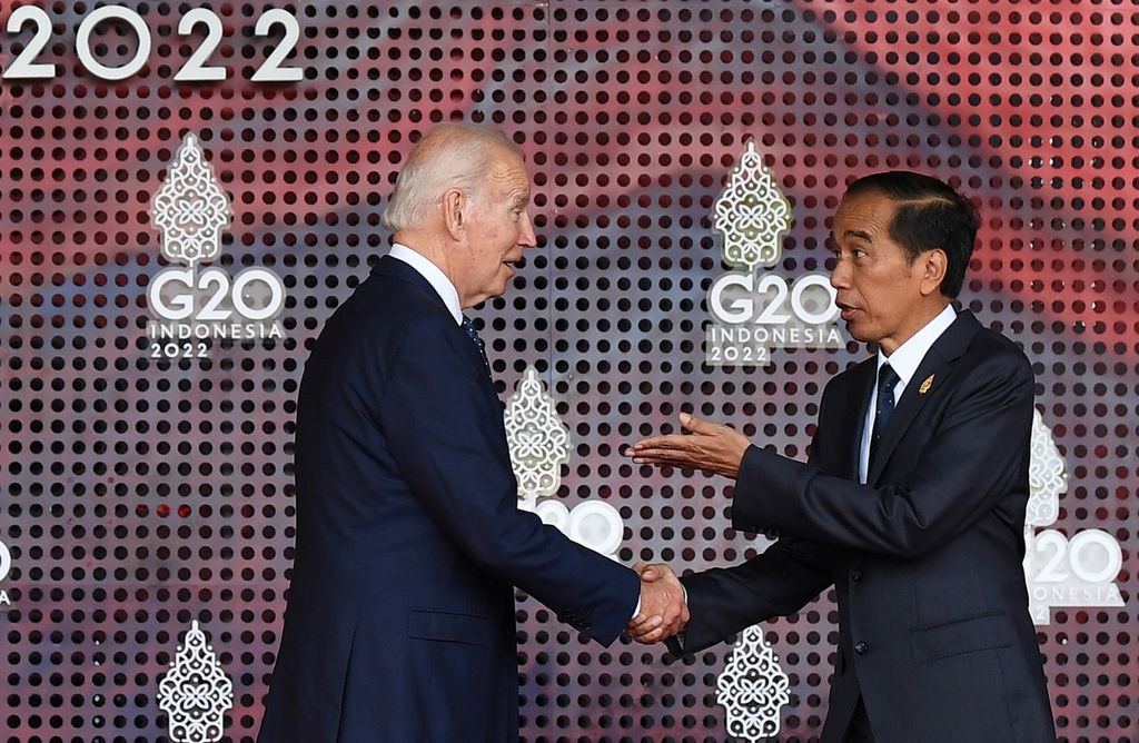 Presiden Joko Widodo (kanan) menyambut kedatangan Presiden Amerika Serikat Joe Biden di lokasi Konferensi Tingkat Tinggi G20 (KTT G20) di Nusa Dua, Bali, Selasa (15/11/2022). 