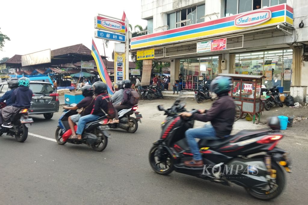 Keberadaan minimarket di sekitar Pasar Merdeka, Bogor Tengah, membuat toko-toko konvensional tak kehilangan pelanggan karena tetap berusaha memenuhi dan mengikuti selera konsumen.