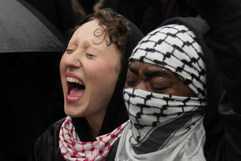 Reaksi perempuan terhadap pembicara saat demonstrasi pro-Palestina di Washington Square Park di New York, Sabtu, 2 Maret 2024