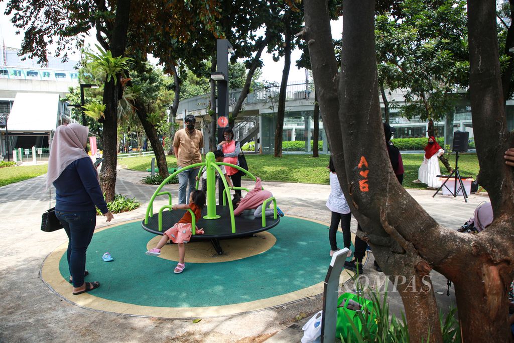 Orangtua mengawasi anak-anak mereka bermain di Taman Literasi Martha Christina Tiahahu di kawasan Blok M, Jakarta Selatan, Minggu (23/10/2022). 