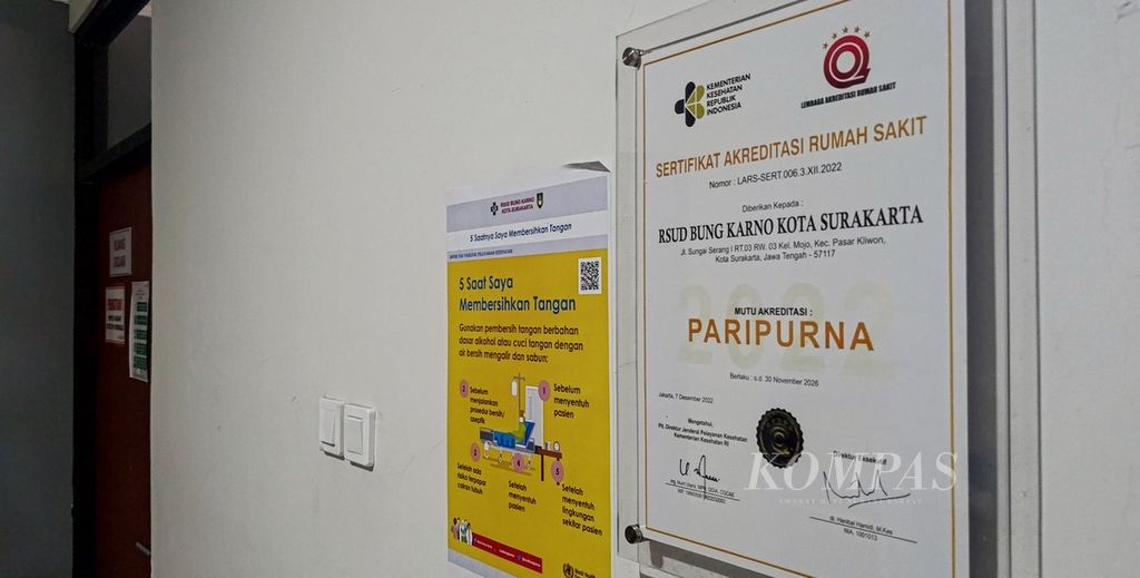 Sertifikat akreditasi dengan mutu aripurna terpampang di salah satu sisi dinding ruangan Rumah Sakit Umum Daerah Bung Karno, Surakarta, Jumat (9/2/2024).