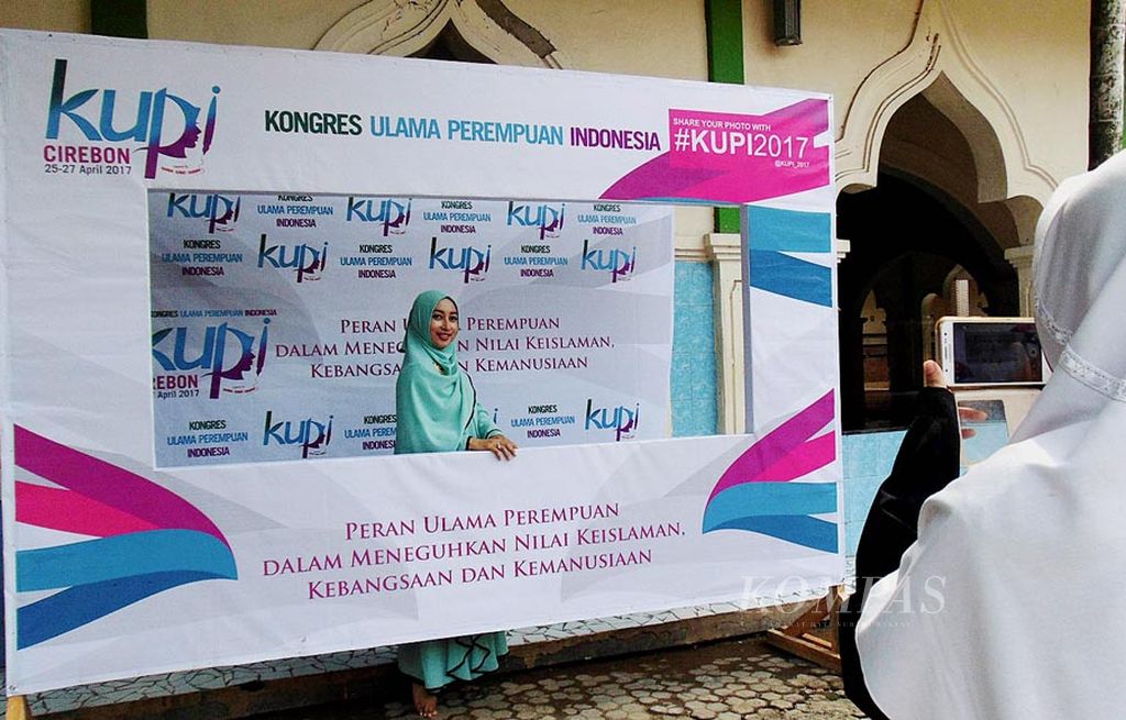 Peserta Kongres Ulama Perempuan Indonesia (KUPI) berfoto  di Pondok Pesantren Kebon Jambu, Ciwaringin, Cirebon, Jawa Barat, Rabu (26/4). Lebih dari 700 perempuan ulama, aktivis, dan akademisi berkumpul dalam KUPI untuk membicarakan peran perempuan dalam berbagai masalah.