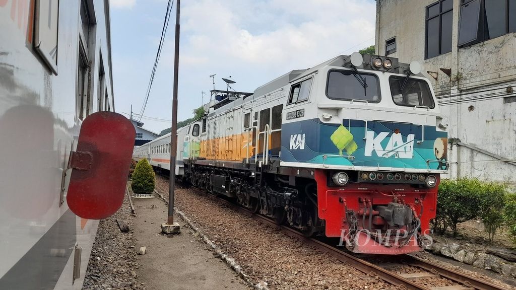 Dua kereta api jarak jauh, salah satunya dengan lokomotif berstiker Lebaran, tengah bersilang di Stasiun Lawang, Kabupaten Malang, Jawa Timur, 29 Mei 2022.