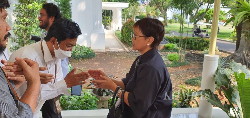Menteri Luar Negeri Retno Marsudi bersilaturahmi dengan para wartawan dan staf Biro Pers Sekretariat Presiden seusai mengikuti rapat terbatas terkait persiapan KTT ke-42 ASEAN, Kamis (27/4/2023) di Kompleks Istana Kepresidenan.