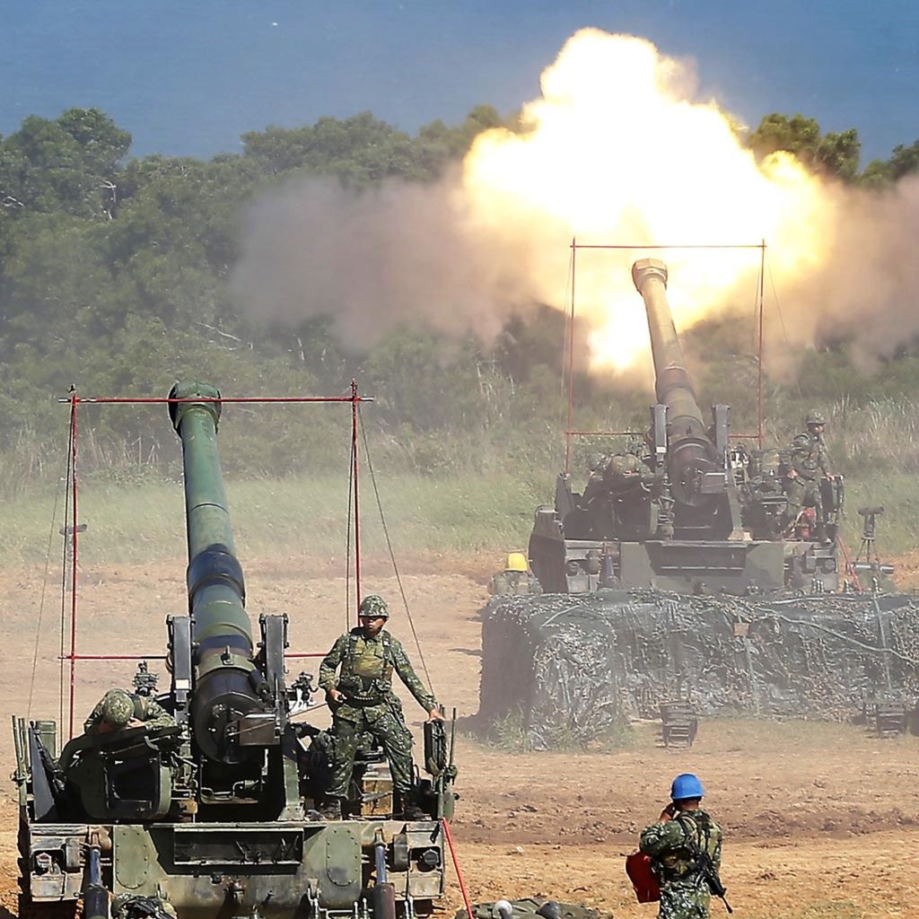 Dalam arsip foto 10 September 2015 ini terlihat artileri militer Taiwan menembakkan Howitzer selama latihan di Hsinchu, timur laut Taiwan. China, pada hari Rabu, 16 Desember, mengkritik keras penjualan senjata AS yang diharapkan ke Taiwan, mengatakan itu harus dibatalkan untuk menghindari kerusakan hubungan antara Taipei dan Beijing.