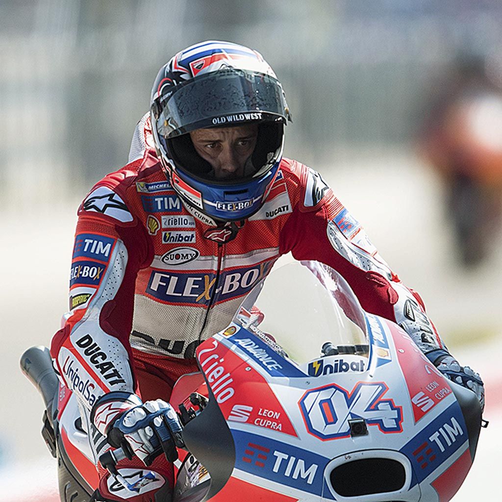 Pebalap Ducati, Andrea Dovizioso, menunggangi motornya menjelang kualifikasi di Grand Prix Aragon di Sirkuit Motorland Aragon, Alcaniz, Spanyol, Sabtu (23/9)