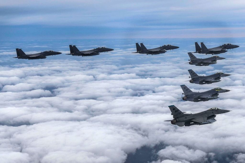 Dalam foto yang dirilis oleh Kementerian Pertahanan Korea Selatan pada Selasa (4/10/2022) tampak formasi jet tempur F-16 Angkatan Udara Amerika Serikat dan F-15K Angkatan Udara Korea Selatan dalam latihan pemboman.
