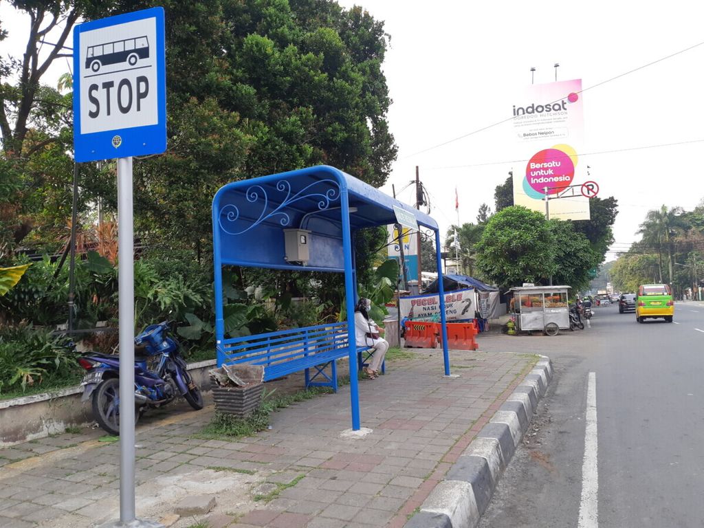Esti (43), warga Tanah Sareal, Kota Bogor, menunggu kedatangan BisKita Transpakuan di Halte RS Salak, Jalan Sudirman, Selasa (4/1/2022).