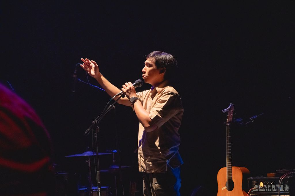 Musisi Ananda Badudu tampil di pertunjukan musik <i>Tukar Suara</i> Teater Salihara, Pasar Minggu, Jakarta Selatan, Sabtu (13/5/2023). Ia membawakan beberapa lagu, seperti "Hiruplah Hidup", "Pada Nasib, Pada Arus", dan "Air Matamu, Ibu".