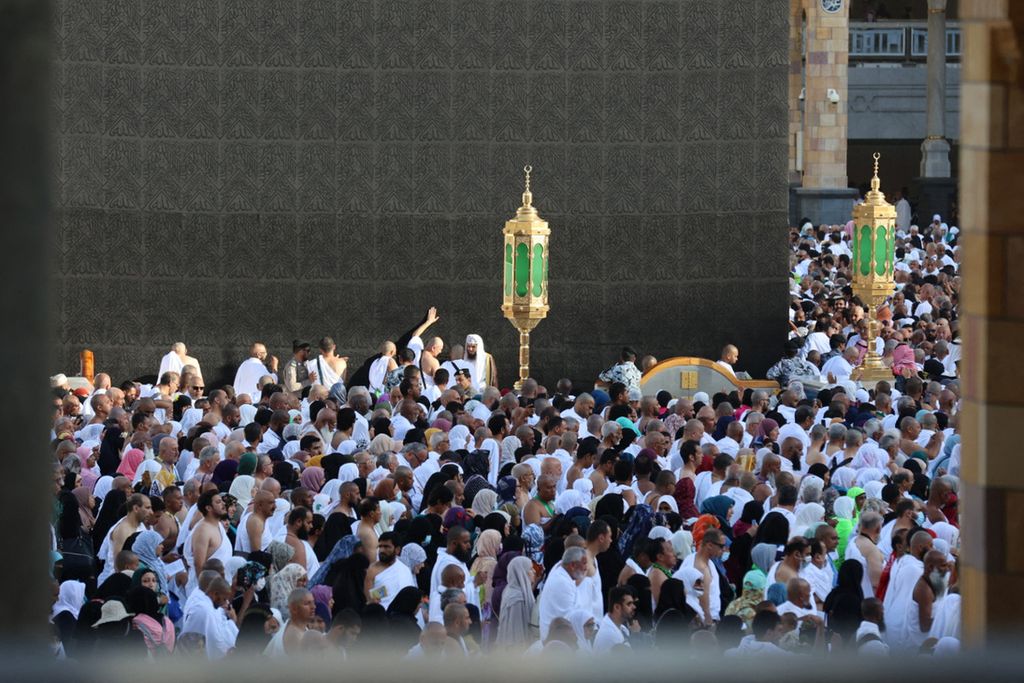 Jemaah umrah di dalam Masjidil Haram, Mekkah, pada Maret 2023. Arab Saudi menargetkan jemaah haji dan umrah dari sejumlah negara asing bisa mencapai 30 juta orang per tahun pada 2030.