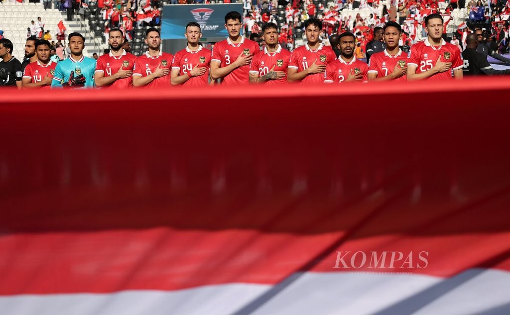 Pemain Indonesia saat dikumandangkan lagu ”Indonesia Raya” sebelum melawan Australia pada pertandingan babak 16 besar Piala Asia 2023 di Stadion Jassim bin Hammad, Al Rayyan, Qatar, Minggu (28/1/2024).