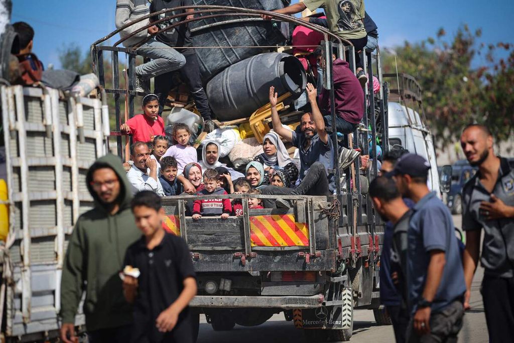 Palestinian refugees head to Rafah with their belongings on May 7, 2024. 