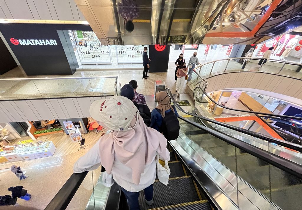 Pengunjung menikmati suasana di pusat perbelanjaan di kawasan Blok M, Jakarta Selatan, Senin (9/1/2023). Di tengah ancaman melambatnya kinerja ekspor dan investasi tahun ini, laju konsumsi rumah tangga kembali menjadi tumpuan pertumbuhan ekonomi RI.