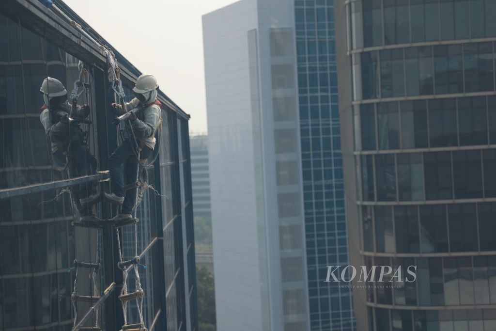 Pekerja bergelantungan melakukan perawatan gedung di kawasan Kuningan, Jakarta, Kamis (12/10/2023). Sesuai laporan tahunan Badan Penyelenggara Jaminan Sosial (BPJS) Ketenagakerjaan, pada 2020 terdapat 221.740 kasus angka kecelakaan kerja. Berikutnya, pada 2021 terdapat 234.370 kasus. Adapun sepanjang Januari -November 2022 tercatat 265.334 kasus. 