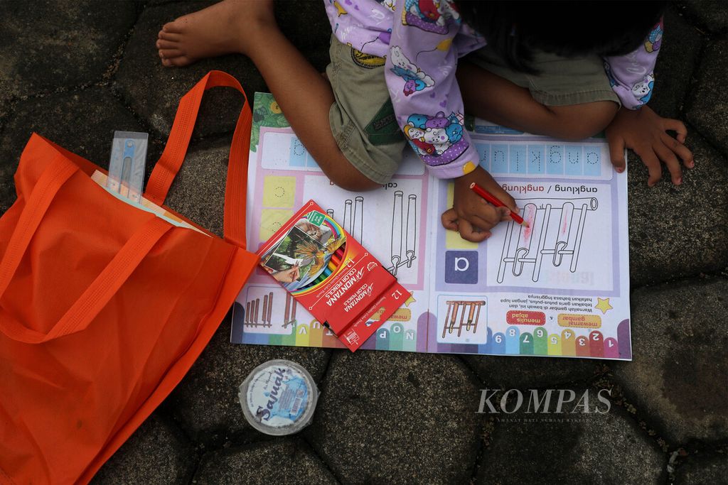 Anak-anak menggambar bersama di Kompleks Kantor Bupati Pasaman Barat, Kabupaten Pasaman Barat, Sumatera Barat, Selasa (1/3/2022). Kegiatan menulis dan menggambar bersama ini sebagai bagian dari trauma healing. 