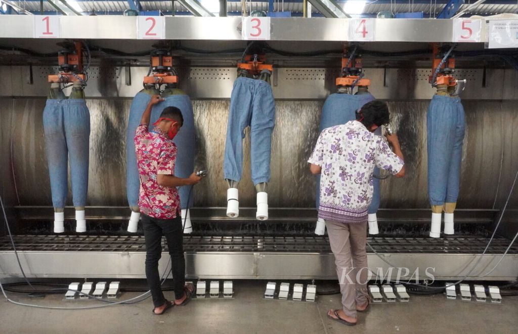 Pekerja mewarnai celana di sebuah pusat industri garmen di Desa Cimohong, Kecamatan Bulakamba, Kabupaten Brebes, Jumat (29/5/2020). Pemerintah Kabupaten Brebes berharap pekerja yang diserap di Kawasan Industri Brebes merupakan pekerja lokal dari Brebes.