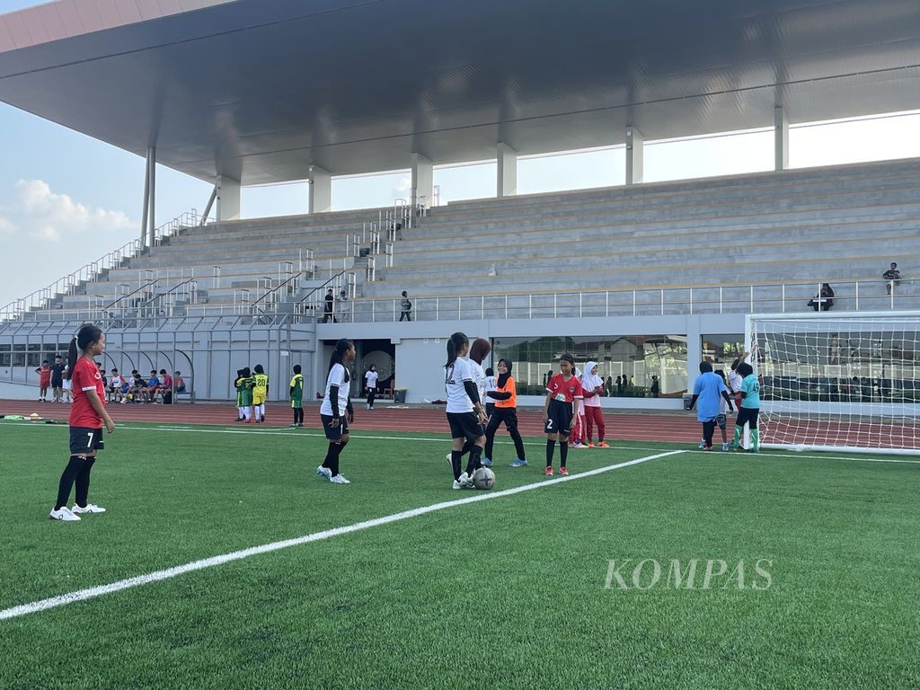 Suasana latihan siswi sekolah dasar dan madrasah ibtidaiyah di sekitar Kudus, Jawa Tengah, Rabu (5/7/2023), menjelang kompetisi sepak bola putri MilkLife Soccer Challenge edisi kedua.