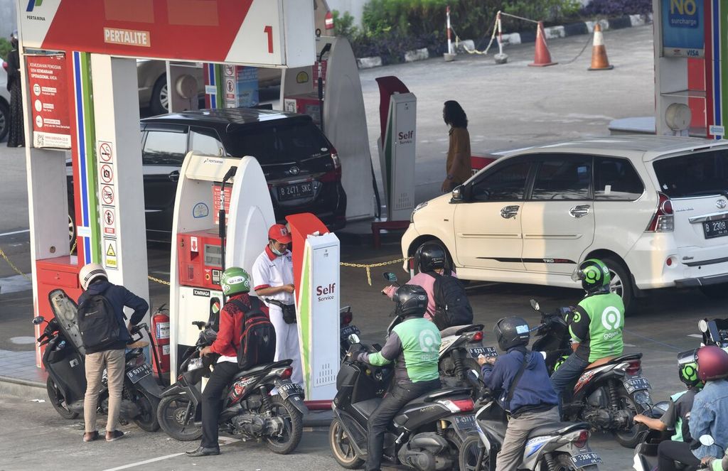 Pengendara sepeda motor mengisi bahan bakar di salah satu SPBU Pertamina di Jakarta Barat, Senin (5/9/2022). Pemerintah mulai Sabtu (3/9/2022) resmi menaikkan harga BBM jenis pertalite, solar bersubsidi, dan pertamax. Kenaikan harga BBM perlu diikuti rencana jelas mengenai reformasi tata kelola BBM ke depan. 