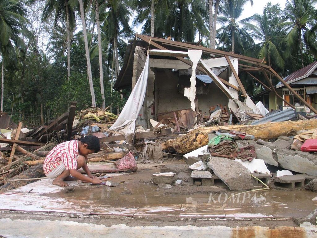 Abdul Azis (10) sedang mengumpulkan krayon miliknya yang basah karena banjir di bangunan bekas rumahnya di Kelurahan Biringere, Kecamatan Sinjai Utara, Kabupaten Sinjai, Sulsel, Kamis (22/6/2006). Jumlah korban meninggal akibat banjir dan tanah longsor tersebut mencapai 199 orang.