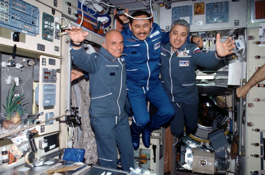 Dennis Tito (tengah) menjadi turis pertama yang tiba di Stasiun Luar Angkasa Internasional (ISS) pada 30 April 2001. 