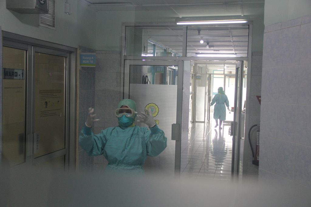 Perawat Rumah Sakit Umum Pusat (RSUP) Dr Sardjito melakukan simulasi pemakaian alat pelindung diri yang digunakan dalam penanganan pasien dengan penyakit menular berbahaya, Rabu (22/1/2020), di ruang isolasi RSUP Dr Sardjito, Kabupaten Sleman, Daerah Istimewa Yogyakarta. 