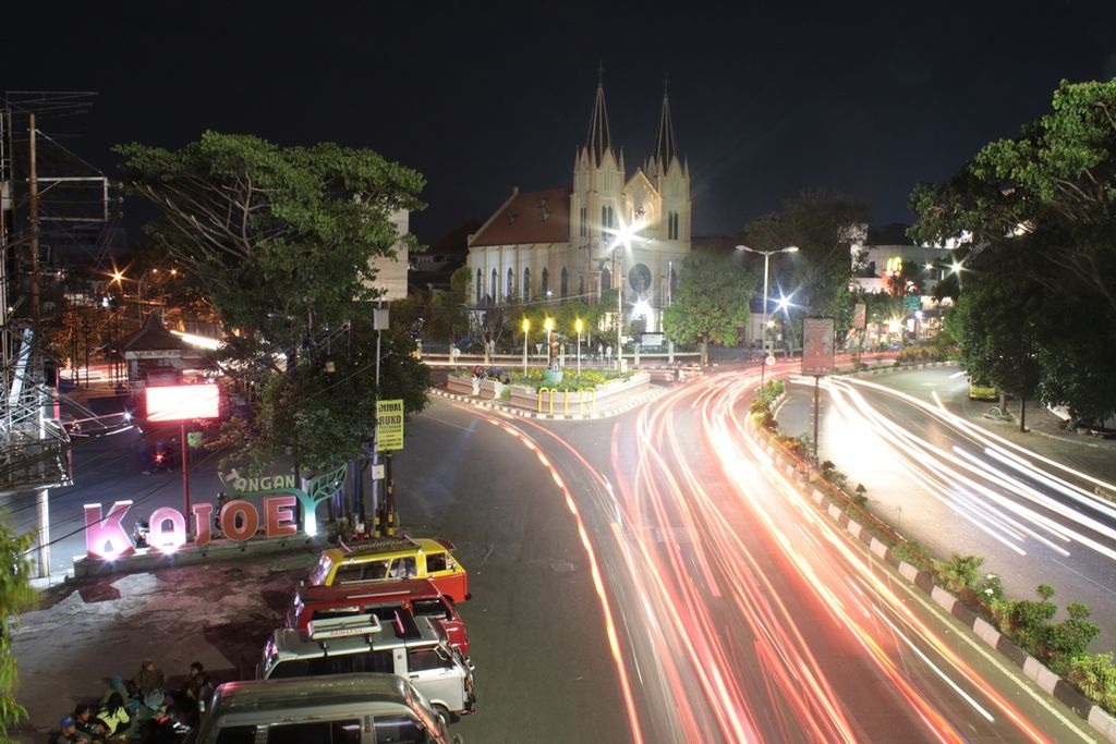Suasana malam di Jalan Basuki Rahmat (kawasan Kayutangan), Kota Malang, Jawa Timur, Sabtu (12/10/2019). Kawasan Kayutangan saat ini oleh Pemerintah Kota Malang akan digarap sebagai salah satu destinasi wisata sejarah unggulan.