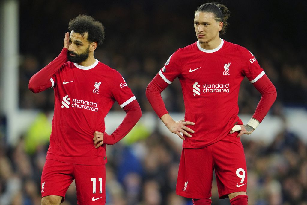 Reaksi kecewa penyerang Liverpool, Mohamed Salah (kiri) dan Darwin Nunez, pada laga Liga Inggris lawan Everton di Goodison Park, Liverpool, Inggris, Kamis (25/4/2024) dini hari WIB. Harapan juara Liverpool menipis setelah kalah 0-2 pada laga ini.