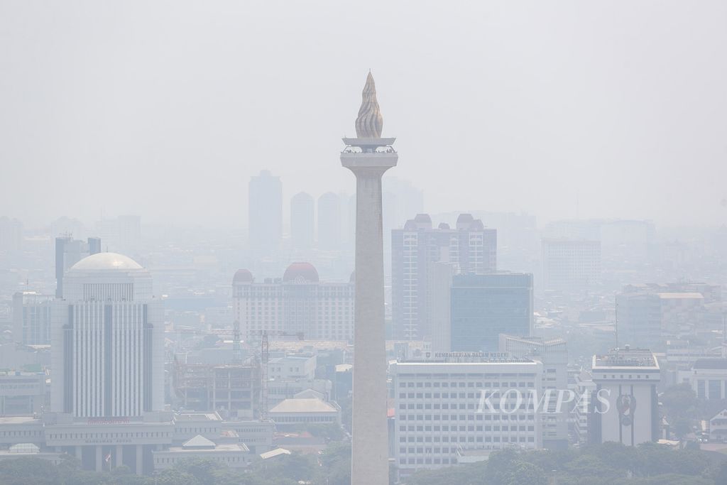 Monumen Nasional berselimut kabut pada Kamis (10/8/2023) siang. Kualitas udara buruk di Jakarta dan wilayah sekitarnya masih menjadi permasalahan yang serius. Data IQAir pada hari ini mencapai angka 164 per pukul 11.00. Angka tersebut menunjukkan kualitas udara di Jakarta tidak sehat. 