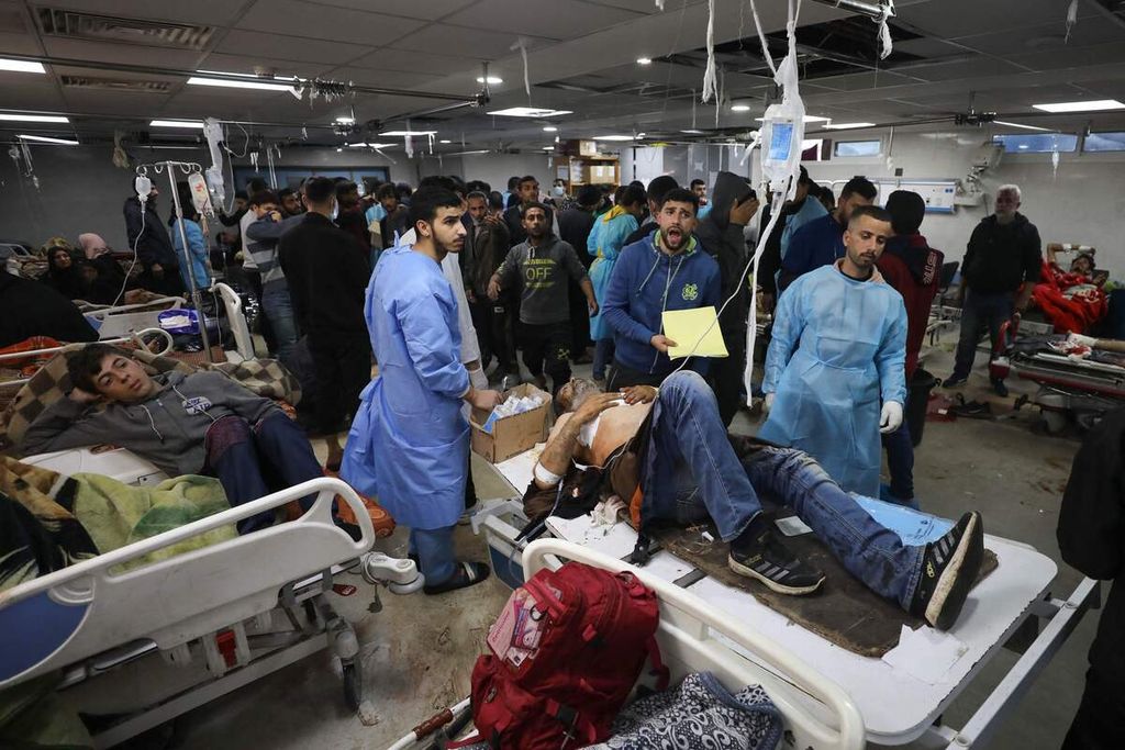 Korban luka-luka tampak tengah dirawat di Rumah Sakit Al-Shifa di Jalur Gaza. Kementerian Kesehatan Palestina mengatakan, setidaknya 150 orang luka-luka, dan 20 lainnya tewas dalam serangan Israel saat warga mengantre bantuan, Kamis (25/1/2024).