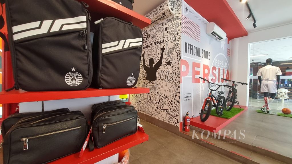 Sejumlah produk tas Persija Jakarta terpampang di Persija Store yang berada di salah satu pusat perbelanjaan di Kuningan, Jakarta Selatan, Senin (21/8/2023). 