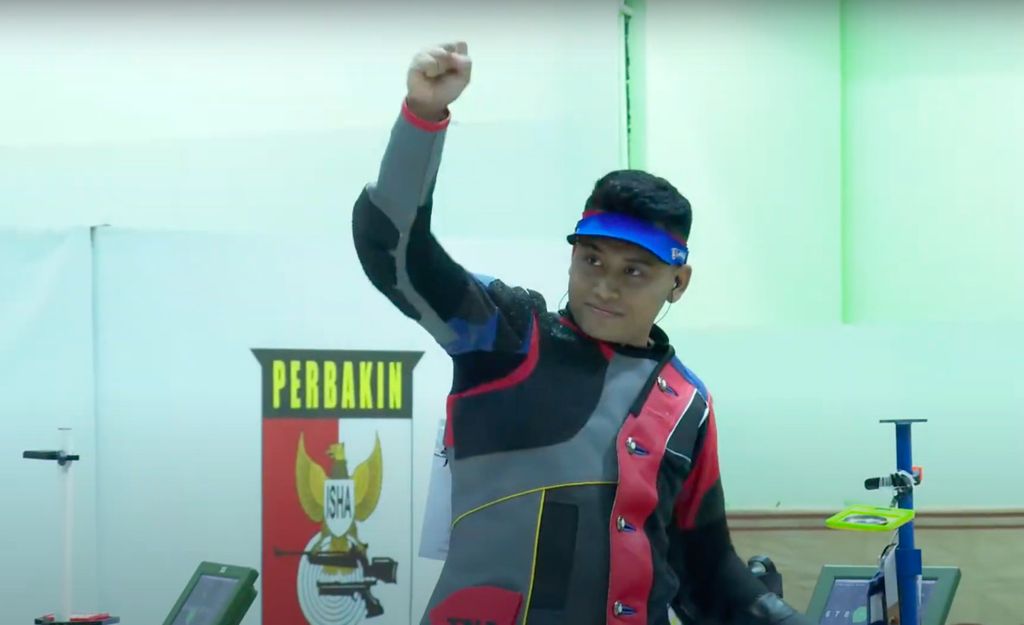 Petembak Indonesia, Fathur Gustafian, mengepalkan tangannya selepas memastikan diri mendapatkan tiket menuju Olimpiade Paris 2024 di Asian Rifle/Pistol Championship 2024 atau Kejuaraan Senapan dan Pistol Asia 2024 di Lapangan Tembak Senayan, Jakarta, Rabu (10/1/2024).