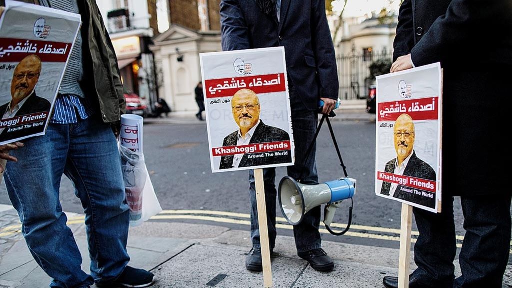 Pengunjuk rasa membawa poster-poster bergambar foto wartawan senior Arab Saudi, Jamal Khashoggi, dalam unjuk rasa menentang pembunuhan Khashoggi di luar Kedutaan Besar Arab Saudi di London, Inggris, Jumat (26/10/2018).
