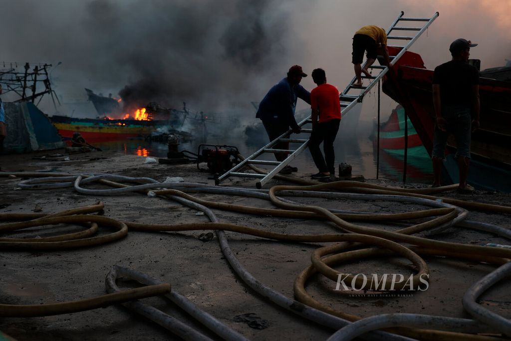 Selang air yang disambung untuk menjangkau warga memadamkan api yang membakar kapal di Pelabuhan Perikanan Pantai Tegalsari, Kota Tegal, Jawa Tengah, Selasa (15/8/2023).
