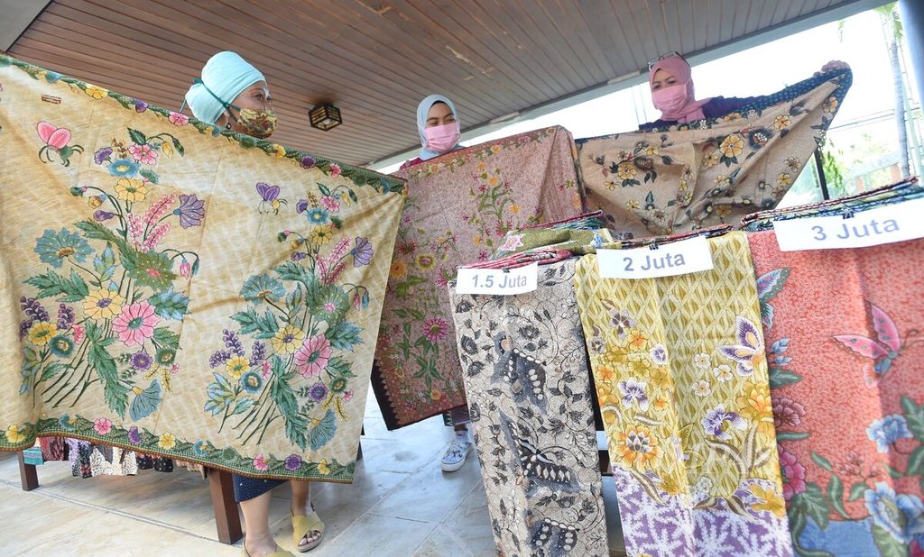 Pengunjung melihat batik yang dijual saat pameran batik Sepenggal Kisah dan Sejarah Mahakarya Batik Pamekasan di Hotel Bumi, Surabaya, Jawa Timur, Kamis (2/10/2020). 