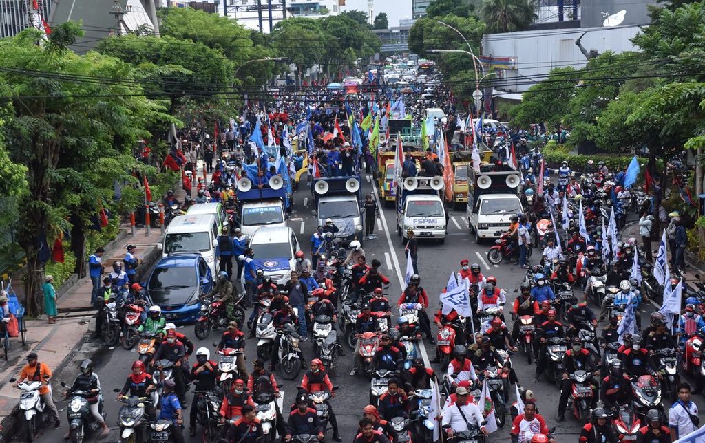 Buruh yang berunjuk rasa yang sempat menutup Jalan Basuki Rahmat bersiap bergerak menuju Gedung Grahadi, Kota Surabaya, Jawa Timur, Rabu (1/3/2022). 