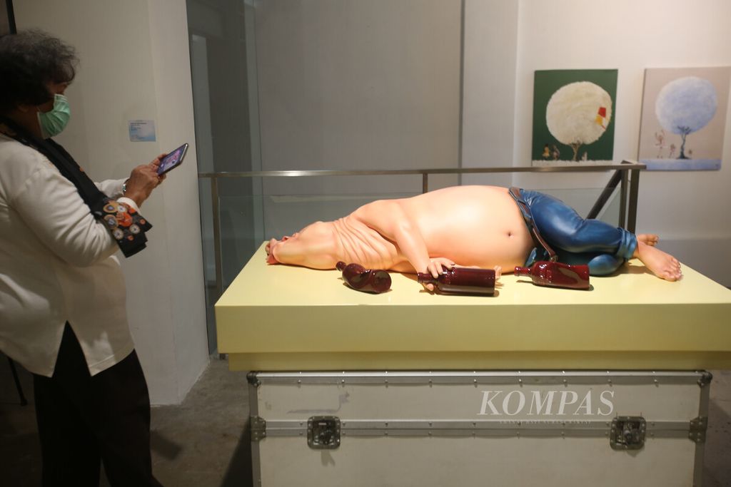 Patung berjudul "Absolutely Tired" karya Agapetus Kristiandana turut serta dalam pameran Art Moments Jakarta Online 3 (AMJO 3) di Art:1 Museum, Jakarta, Kamis (9/6/2022). Pameran berlangsung hingga 12 Juni ini.