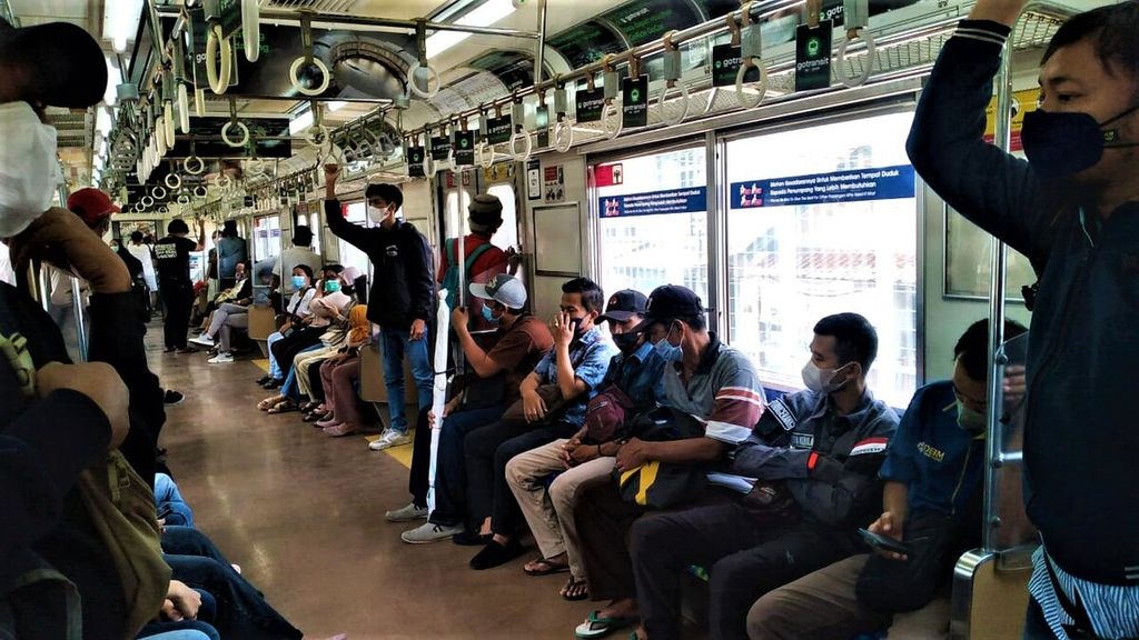 Suasana perjalanan KRL saat transit di Stasiun Duri, Jakarta Barat pada Jumat (28/10/2022). Para penumpang terlihat memenuhi bangku gerbong kereta, bahkan sebagian penumpang terpaksa berdiri.