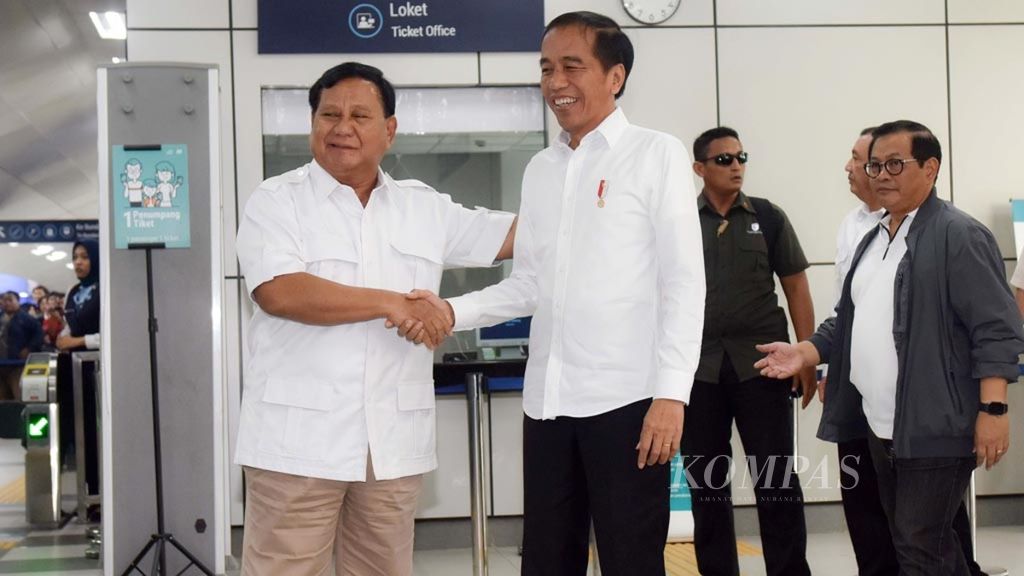 Presiden Joko Widodo saat bertemu rival politiknya pada Pemilu Presiden 2019, Prabowo Subianto, di Stasiun MRT Lebak Bulus, Jakarta Selatan, Sabtu (13/7/2019).