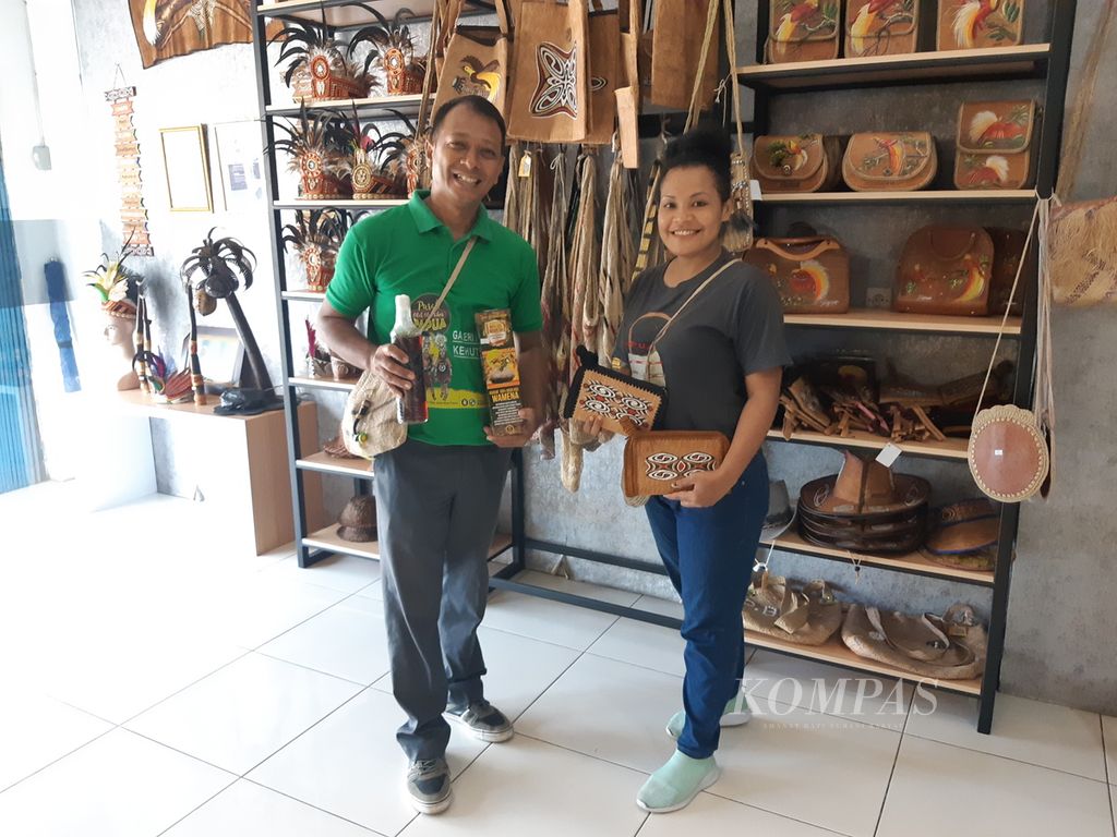 Koordinator Galeri Kreatif Kehutanan KSU Rimbawan Papua, Yani Alfons, menunjukkan produk-produk kerajinan tangan di galeri tersebut di Kota Jayapura saat ditemui <i>Kompas </i>pada 29 Agustus 2023.