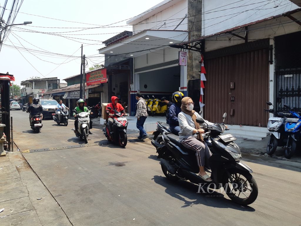 Sejumlah sepeda motor melintas di Jalan Langsat, Lagoa, Koja, Jakarta Utara, pada Rabu (6/9/2023) siang. Di tempat ini, dua korban diserang tiga orang tak dikenal.