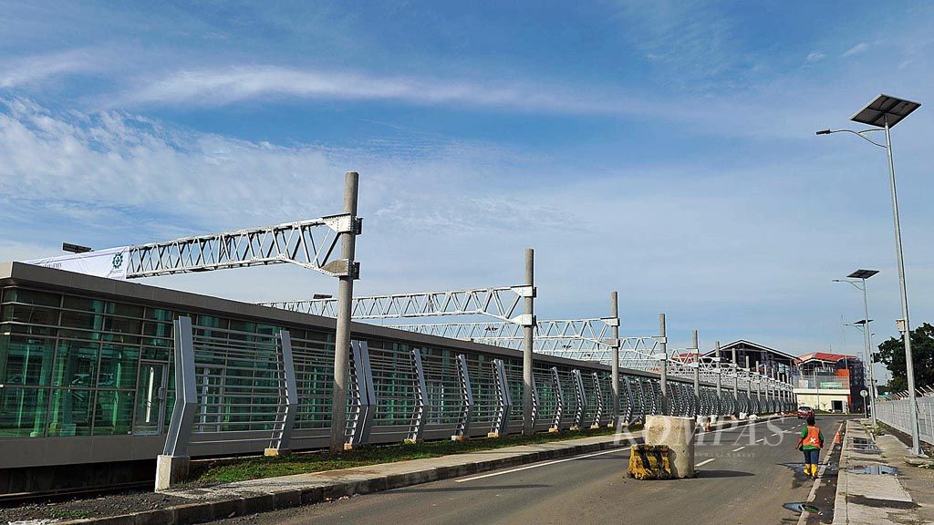 Fasilitas perpindahan antarmoda Stasiun Kereta Bandara di Kompleks Bandar Udara Soekarno-Hatta, Tangerang, Banten, Kamis (23/3). Berdasarkan Grafik Perjalanan Kereta Api 2017,  PT Kereta Api Indonesia Daop I Jakarta menjadwalkan 80 perjalanan Kereta Bandara Soekarno-Hatta. Kereta Bandara Soekarno-Hatta dijadwalkan beroperasi pada Juli 2017.