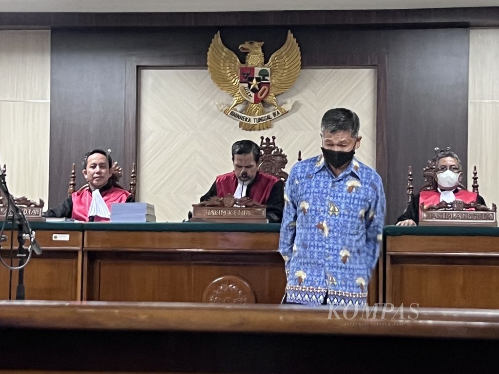 Terdakwa, Mayor Inf (Purn) Isak Sattu berjalan ke kursi terdakwa sesaat sebelum sidang pelanggaran HAM Berat Paniai dimulai di Pengadilan Negeri Makassar, Rabu (21/9/2022).