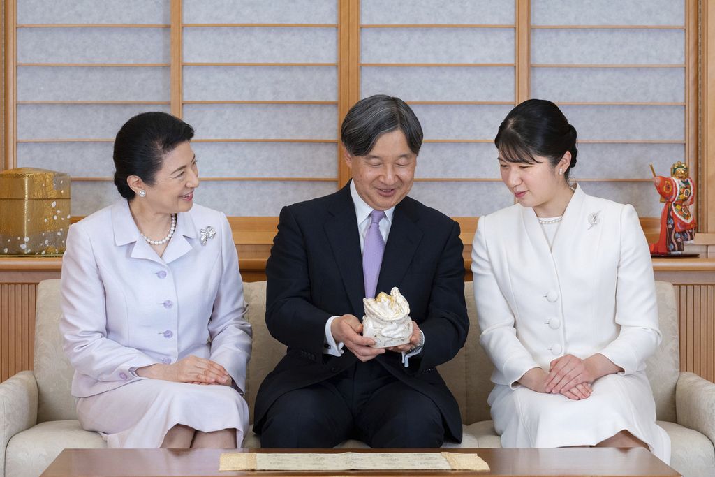 Kaisar Naruhito (tengah) bersama Permaisuri Masako (kiri) dan anaknya, Putri Aiko, di Istana Kekaisaran Jepang, Tokyo pada 23 Desember 2023.