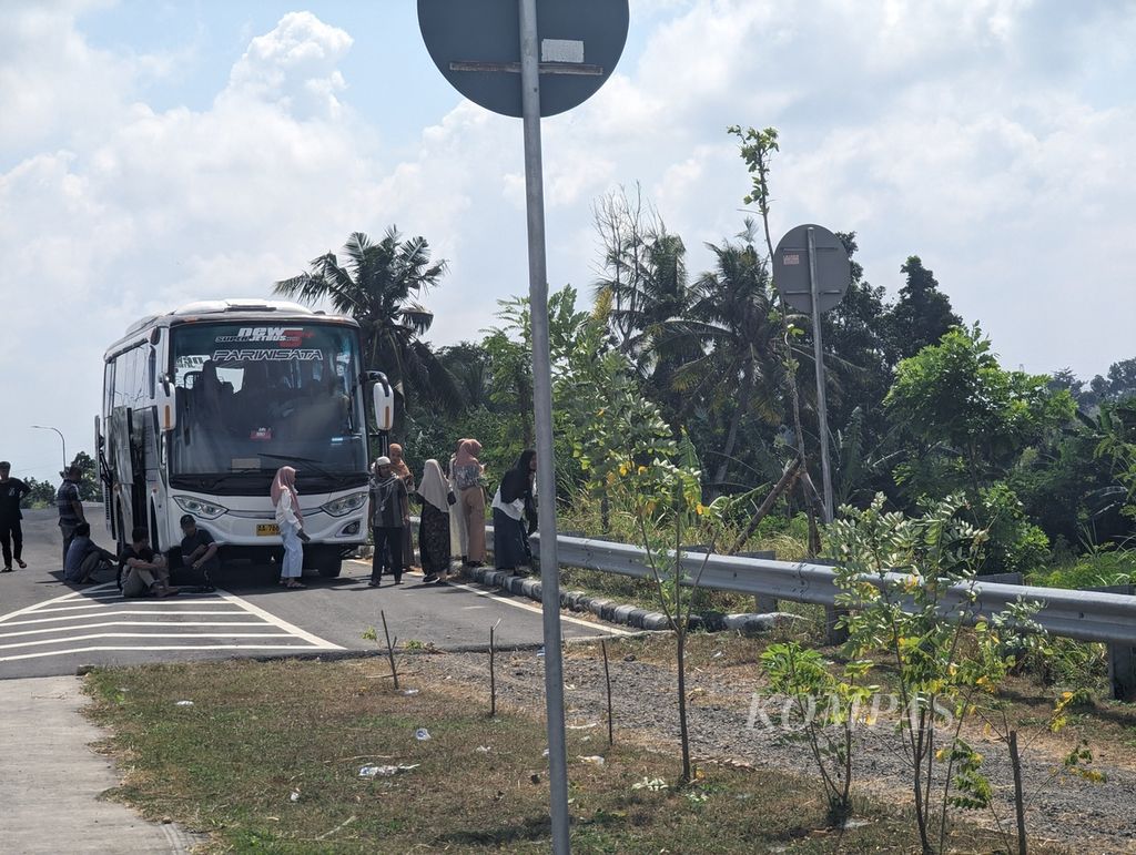 The bus carrying tourists experienced problems in the Lombok-Mandalika International Airport Bypass Road area, West Nusa Tenggara, Thursday (23/5/2024) afternoon.