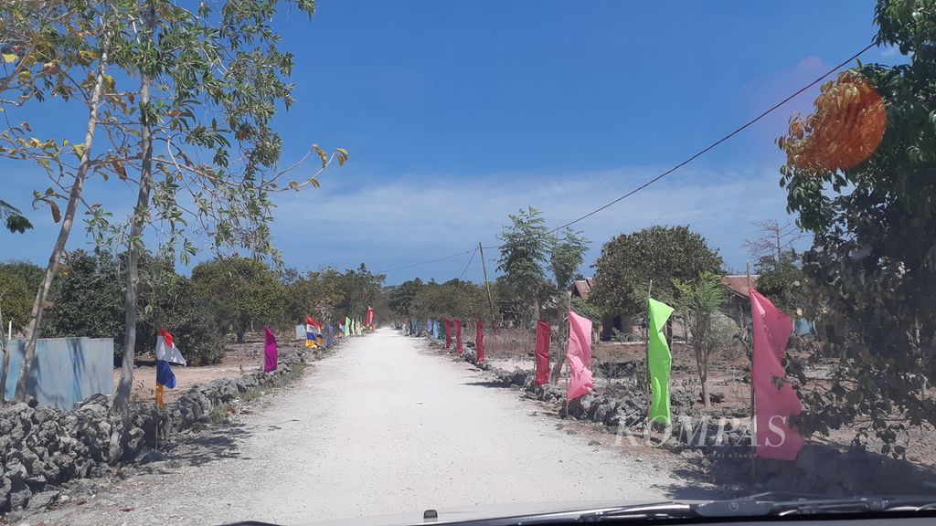 Jalanan tanah di Pulau Semau, Kabupaten Kupang, Nusa Tenggara Timur, Jumat (27/8/2021).