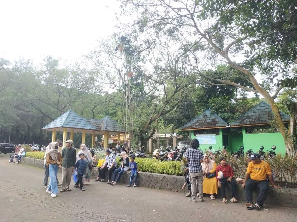 Sejumlah pengunjung memadati Taman Margasatwa Ragunan, Jakarta Selatan, Minggu (8/1/2023).