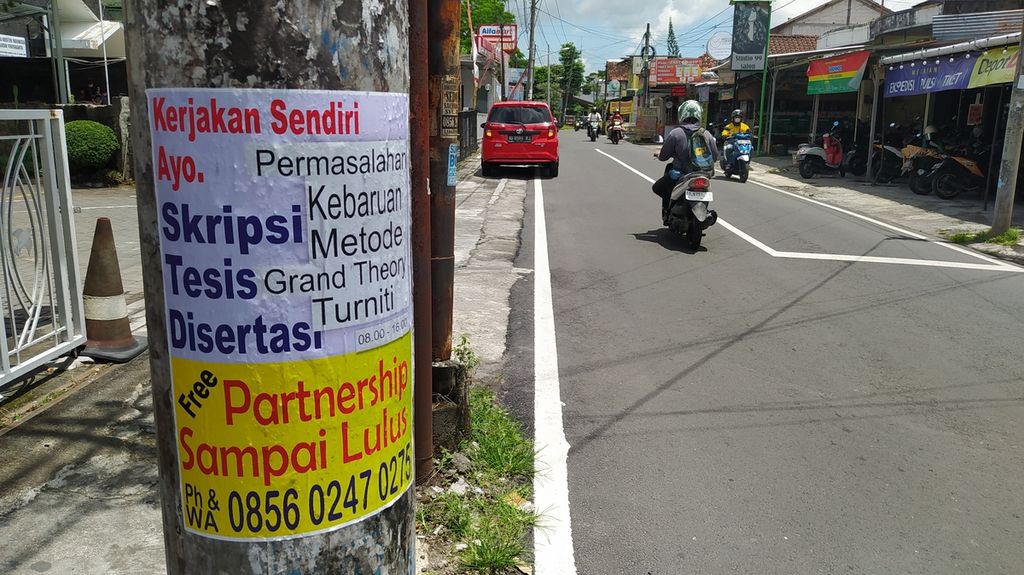 Pamflet joki skripsi yang terpampang di tiang listrik daerah Yogyakarta, Minggu (29/1/2023) 